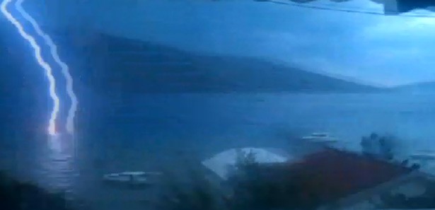 Denize düşen yıldırımın sesi korkuttu!