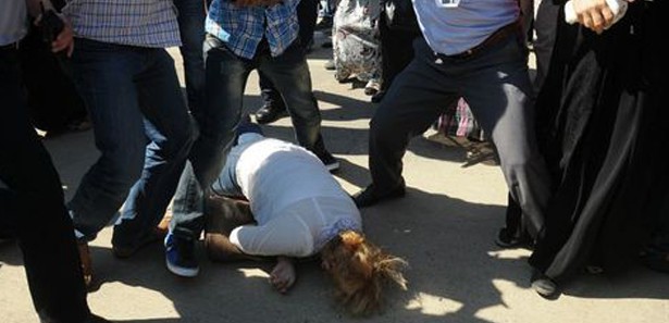 Şehit cenazesinde kadına linç girişimi!