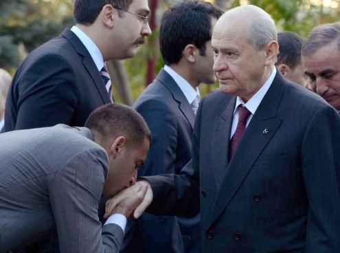 Bahçeli elini öptürdü ve gitti