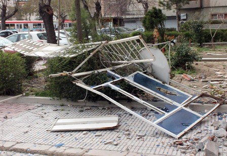 Lodos balkonu uçurdu