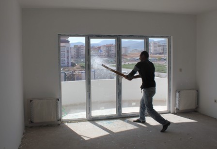 Binayı savaş alanına çevirdiler