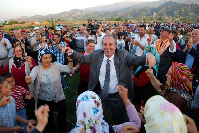 Muharrem İnce kadınlarla göbek attı