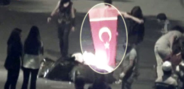 Göstericiler Türk Bayrağını yaktı