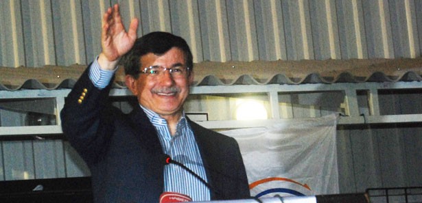 Davutoğlu Suriyelilerle birlikte slogan attı